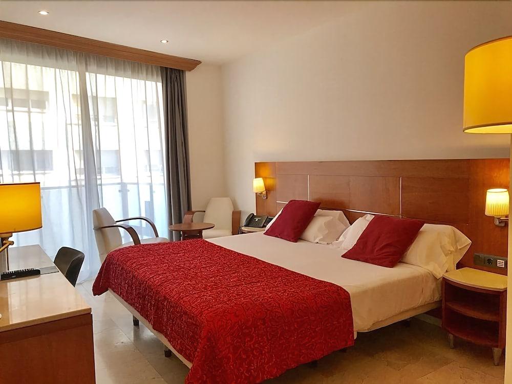 Hotel Calasanz Molins de Rei Ngoại thất bức ảnh