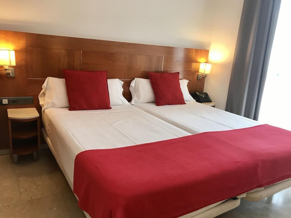 Hotel Calasanz Molins de Rei Ngoại thất bức ảnh