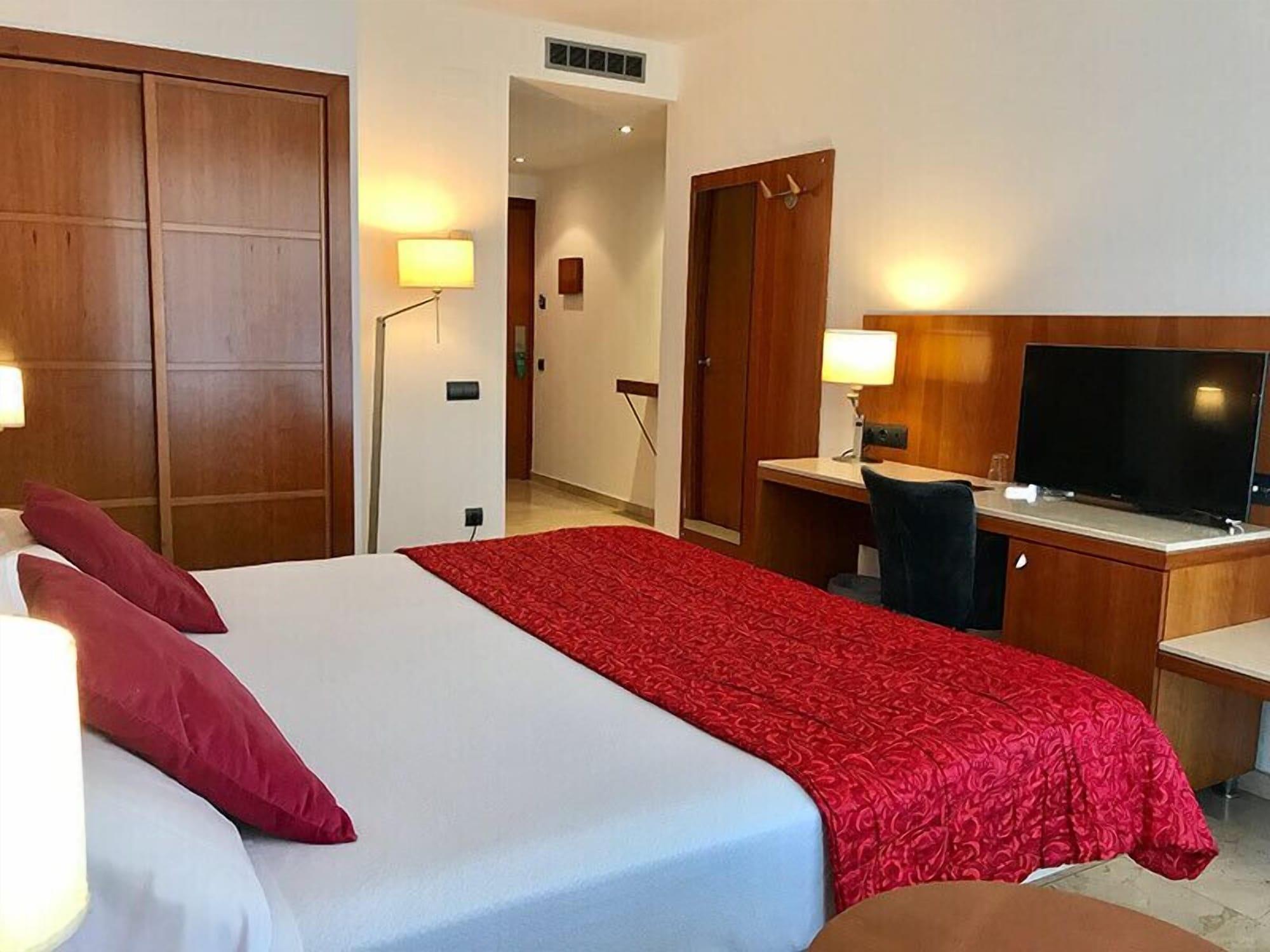Hotel Calasanz Molins de Rei Ngoại thất bức ảnh