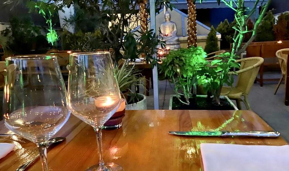 Hotel Calasanz Molins de Rei Ngoại thất bức ảnh