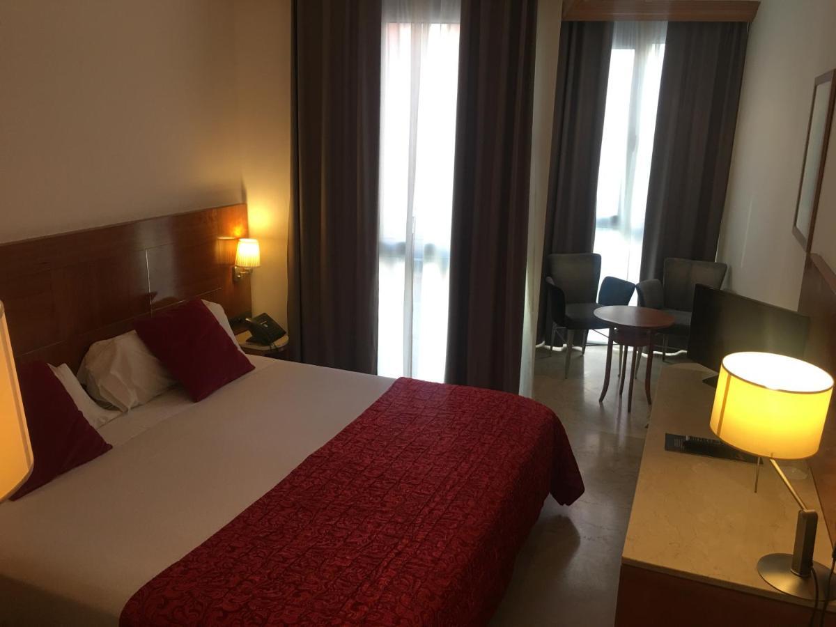 Hotel Calasanz Molins de Rei Ngoại thất bức ảnh