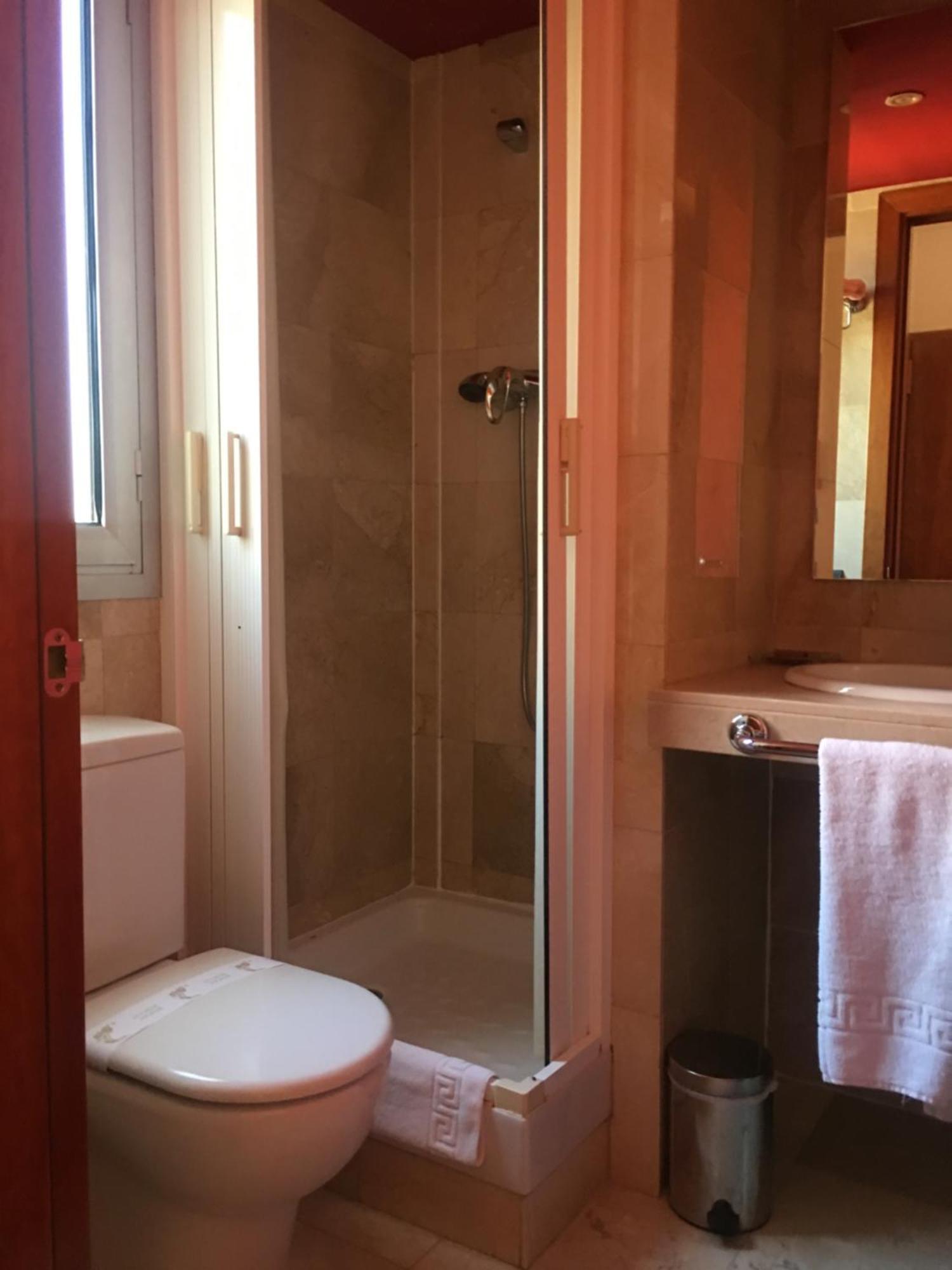 Hotel Calasanz Molins de Rei Ngoại thất bức ảnh