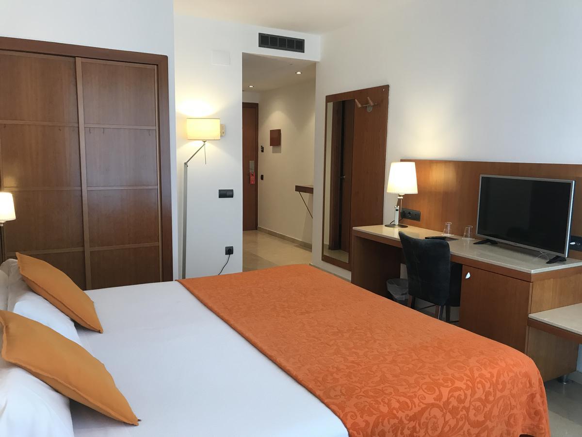 Hotel Calasanz Molins de Rei Ngoại thất bức ảnh