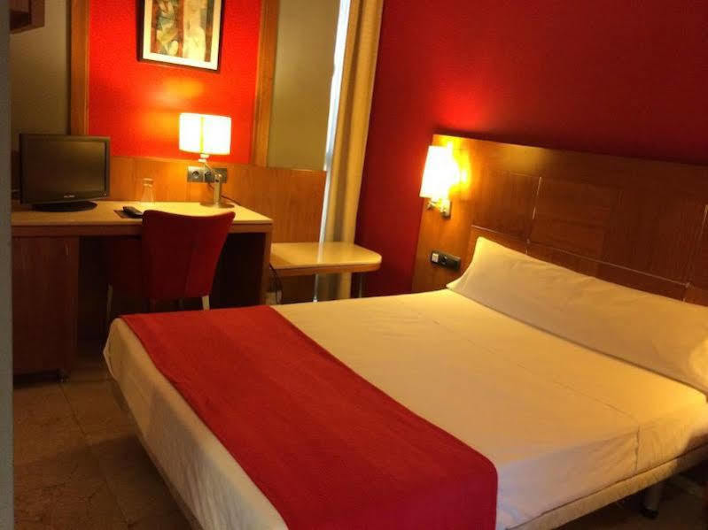 Hotel Calasanz Molins de Rei Ngoại thất bức ảnh